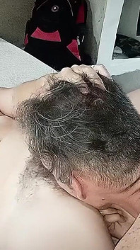 Pasierbica z zasłoniętymi oczami oddaje swoją owłosioną cipkę