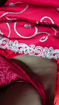 Bhabhi w Czerwonym Sari uprawiał seks ze swoim szwagierem, szwagierem Umieścić pierścionek na jego penisa i pieprzyć go, Desi hindi filmy porno