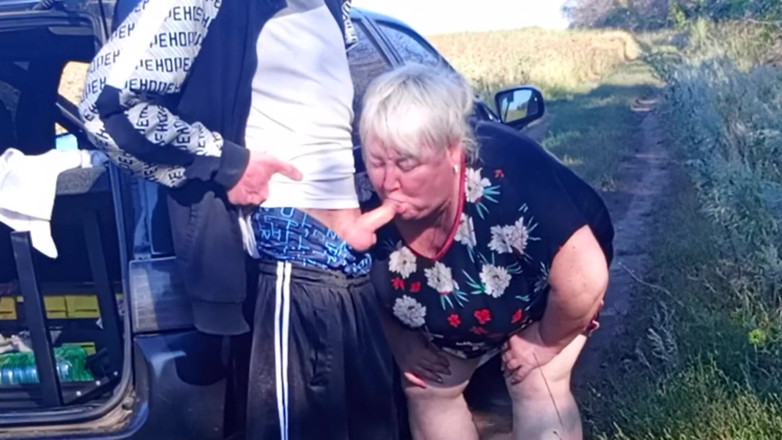 Zona901: Mama vitregă îmi ține pula în timp ce mă piș și apoi o suge
