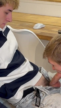 Ik besloot de grote pik van een vriend te zuigen en hij vond het leuk, keelpijpen en in zijn kont neuken