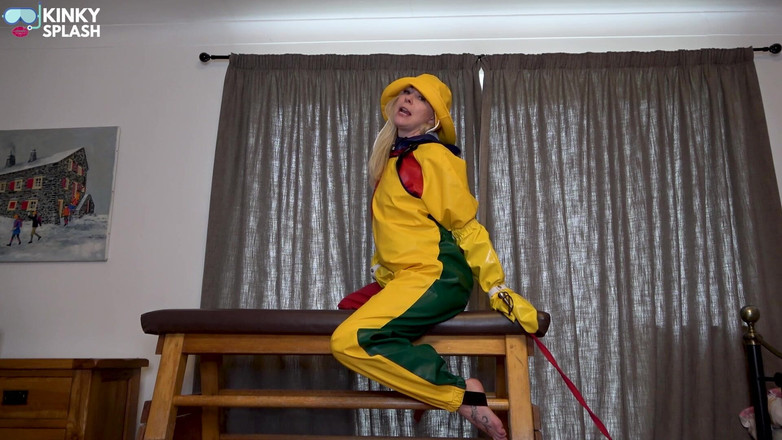 UKCuteGirl: Dudukin majikanmu: pvc ponyboy joi &amp; menggoda