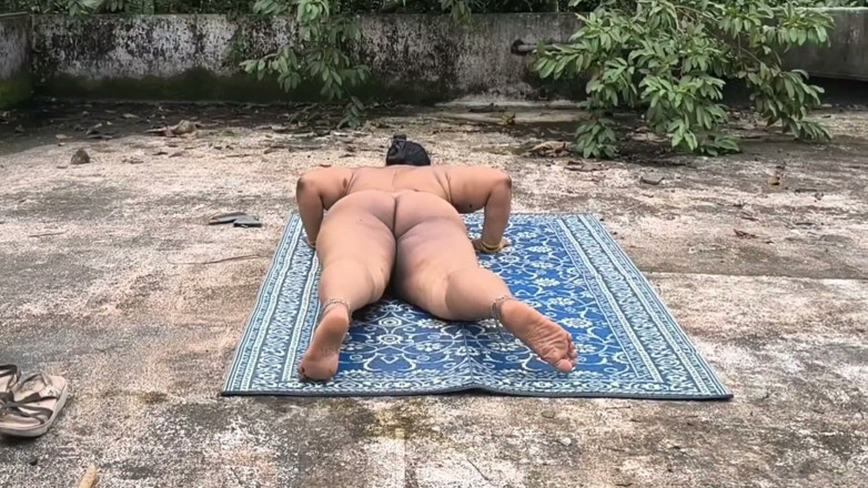 Anne Ipe: Naughty Nudist From India Relaxing Outdoor Naked, Eating Fresh Fruit...