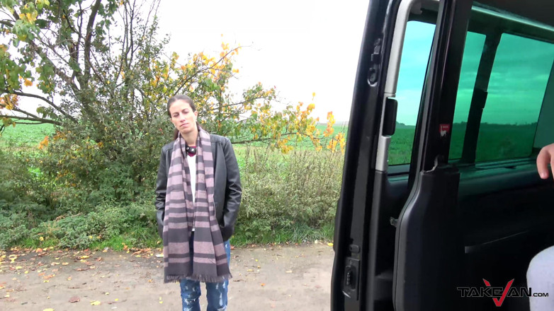 Take Van: Gagica slabă cu fundul frumos are parte de o pulă și...