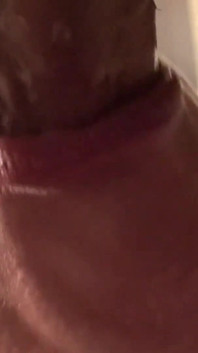 Prsatá potetovaná MILFka kouří jeho ptáka v POV