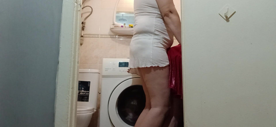 Lesbian-illusion: Пока мой муж работает, я трахаю свою соседку страпоном