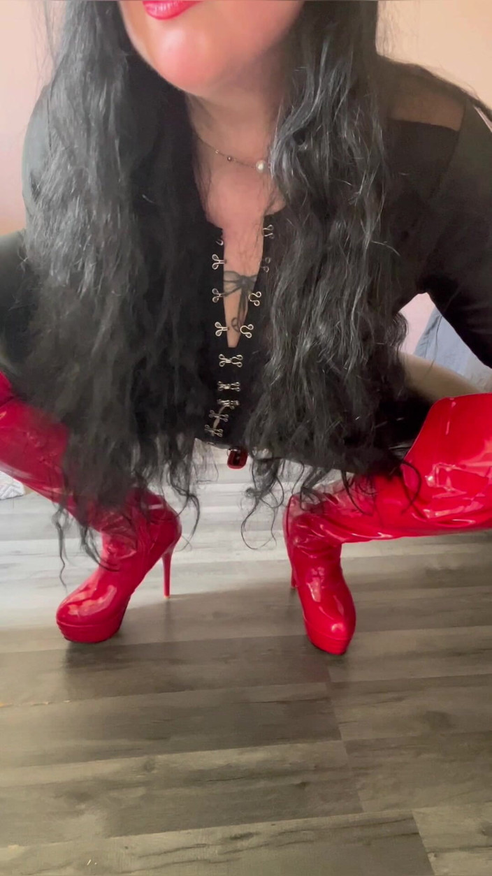 Maitresse Clara: Dedizione totale ai miei stivali alti fino alla coscia