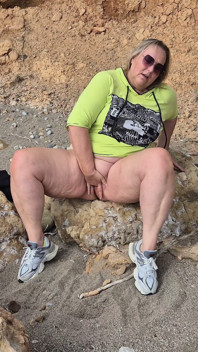 Geile vrouw masturbeert op het strand