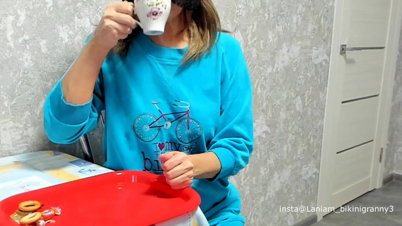 Ladyloveyoung60: Старенька робить мінет, мастурбує, сперма в фетиші кавової їжі
