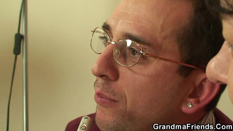 Grandma Friends: Entrevistando uma estrela pornô madura (versão em primeiro plano)