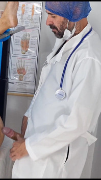 Il ginecologo attacca il culo della donna sposata durante l'esame
