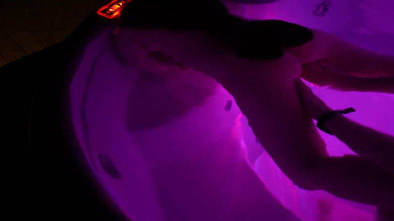 Britishcouple23: Smutsig talande skolflicka knullas av en främling i en badtunna...