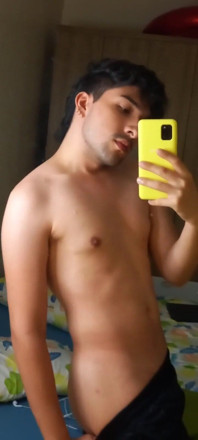Curious Heterosexual Sending Nude Photos to His Gay Friend