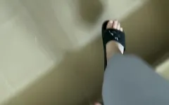 Pov: suara sandal jepit saat berjalan dengan legging abu-abu