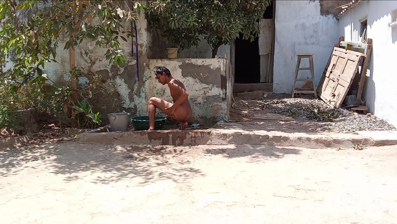 Mukesh Solanki: Mukesh Solanki fa il bagno