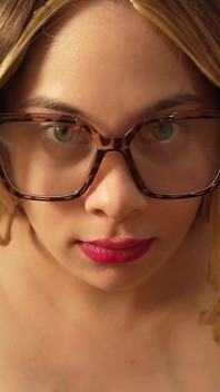Ma demi-sœur fait des visages drôles et des grimaces, roule ses yeux, fait des têtes d’Ahegao et fait toutes sortes de visages au hasard
