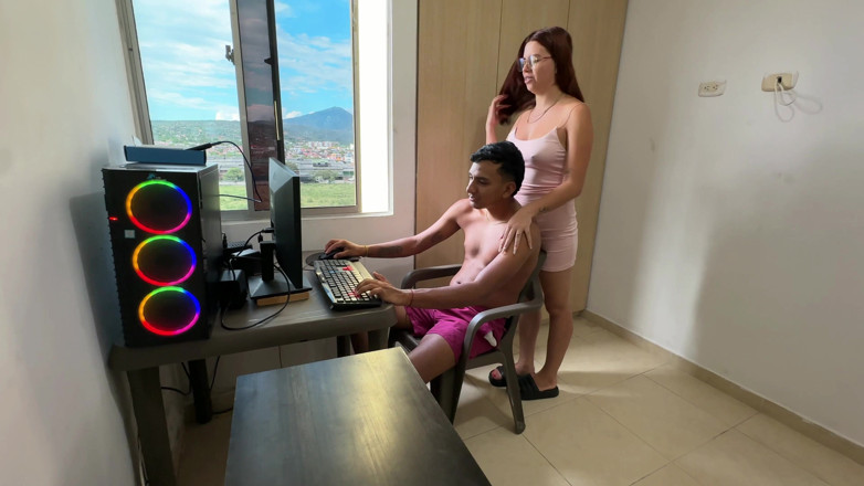 LILY_PUP: 私のラテン系の義理の妹は、私がいつもコンピューターに向かっているのが好きではないので、彼女は私の大きなチンポをお尻で遊ばせてくれます