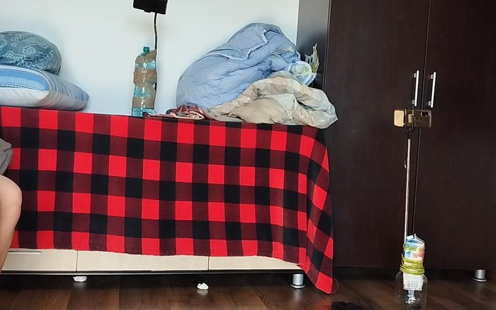 Mirsur: Amateurvrouw past kleren en snijdt ze