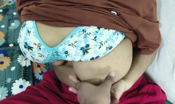 Jhonydy: デシの義理の妹がポルノ動画を見ているところを見つかった。それを解決した後、秘密にしたら彼女は私に手を出すだろう。