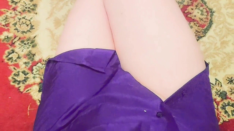 Kitty_Cross: Une femboy aux mains libres se masturbe avec ses cuisses...