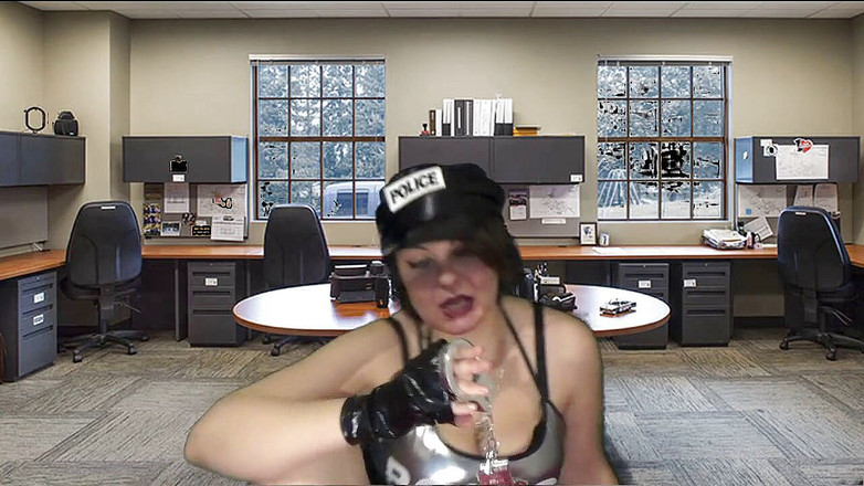 Sexy Milf: Polisi wanita mengisap kontol yang ditangkap