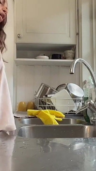 Geile Vrouw Wordt Geneukt in De Keuken Terwijl Ze De Afwas Doet
