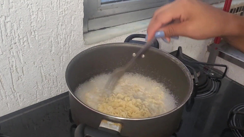 Pietro Montoya: Mijn honger bevredigend met doorgewinterde Ramen Noodles 04/03/2024