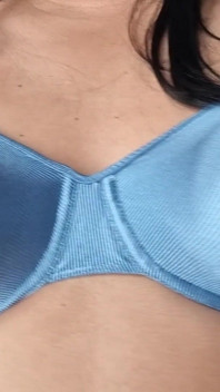 Smeker mina hårda och fasta bröst under min blanka och silkeslena blå nylon-bh, vintage 90-tals underkläder