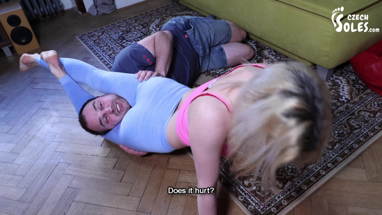 Czech Soles - foot fetish content: Des ciseaux à tête mixte humiliation et welter des pieds avec...