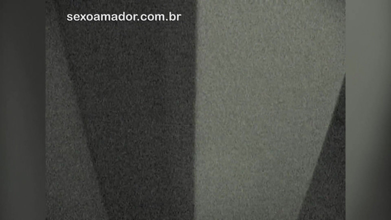 Amateurs videos: Mężczyzna nagrywa wideo panny młodej odpoczywającej półnagiej do publikowania w...