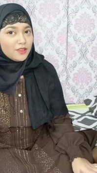 Hermanastra musulmana en hijab folla hindú en Rakshabandhan