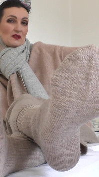 Adulmecare intensă a șosetei mirositoare și masturbare de pulă într-o mănușă tricotată, instrucțiuni de masturbare, vedere la persoana 1