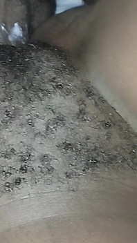 義理の妹の濡れた猫が義理の兄弟に犯され、彼女が喜びのために嘆き悲しむように大量の精液を放出します