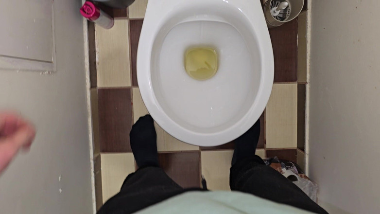 Alpha pee king: Meando Al Baño