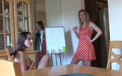 Lost Bets Games: Due ragazze attraenti stanno giocando a un gioco con hangman...