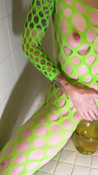 Une salope fluo prend une double douche de pisse