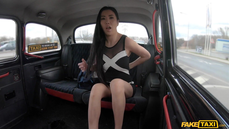 Fake Taxi: Taxi giả mạo - đôi chân của alina crystall châu Á đi cả lên