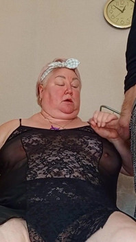 Îmi ajut mama vitregă cu engleză și îmi oferă o muie