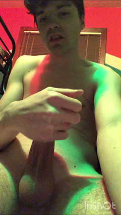 Niko Springs: ホットイケメンニコスプリングスは、彼の厚いコックのためにふしだらな女を吸うコックを必要としています