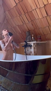 Monika Fox yang bertetek besar membasuh dirinya di bilik mandi!