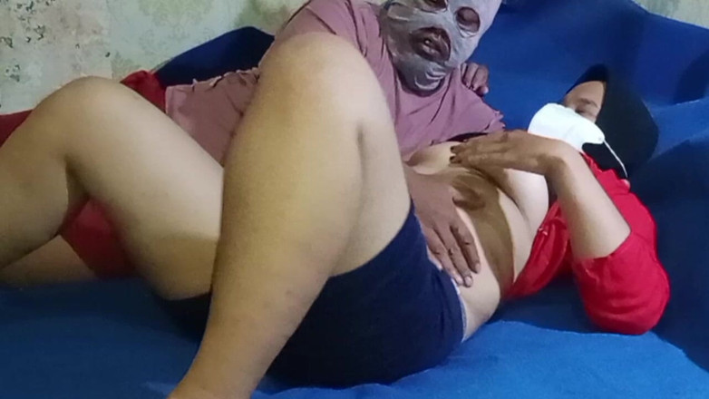 Babang endut: Âm hộ của vợ bạn tôi phun nước vì nó...