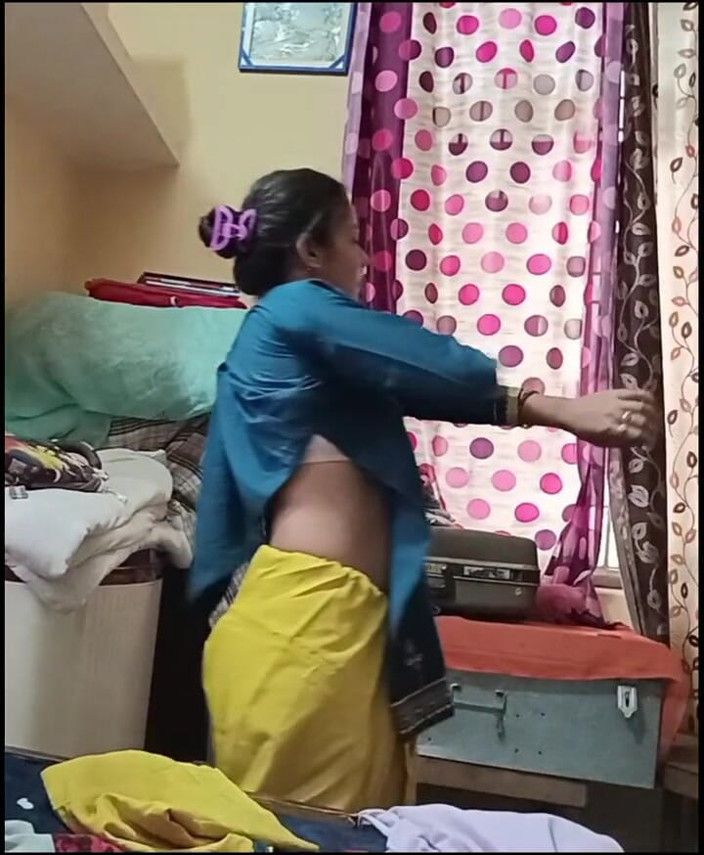 sashaa: Indiancă Bhabhi își schimbă rochia