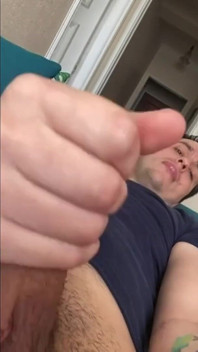 Po prostu przystojny facet z nowym dildo wbitym w tyłek