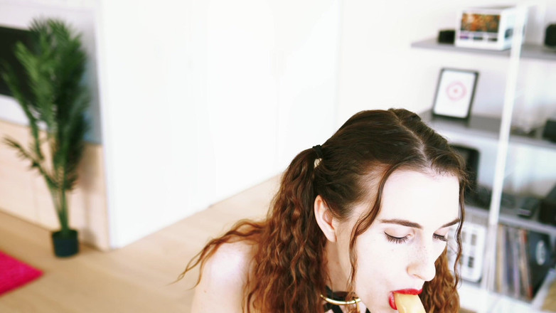 Piper Blush: 핑거링하는 핫한 아줌마