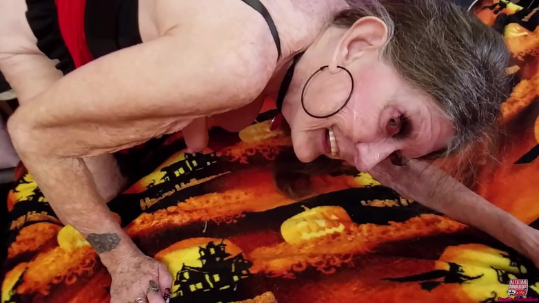 Sexy Sandra N Sir Christopher: Mały czerwony gilfy bankomat na twarz