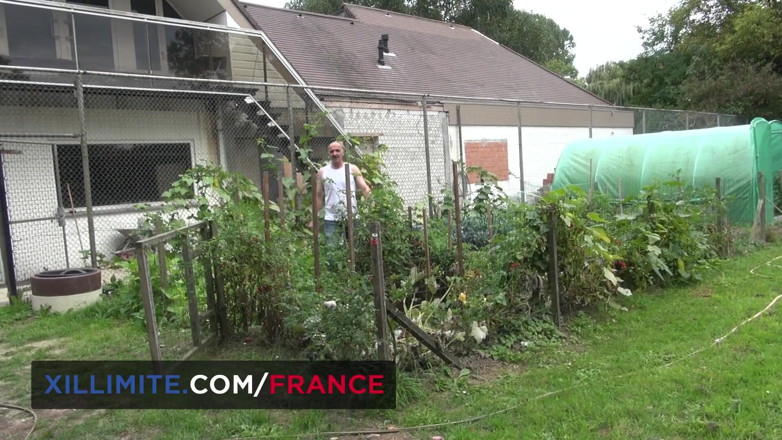 Made In France: O gagică super sexy îl fute pe bătrânul grădinar