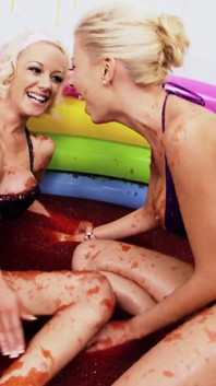 Cewek-cewek hot dan cewek-cewek saling menyentuh di kolam renang