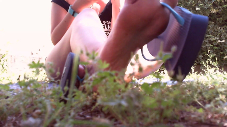 Nicoletta Embassi: Sexy nohy Nicoletta na zahradě nosí žabky