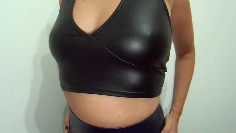Leather Addict: สาวผมบลอนด์สวมหน้ากากในเลกกิ้งหนังรีดนมควยบนกางเกงของเธอ