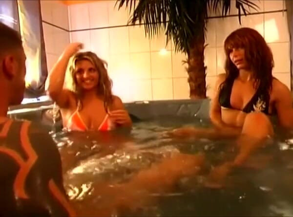 Femdom Austria: Doppia dominazione per schiavo nella jacuzzi!