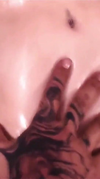 一个娇小，皮肤白皙的纹身女孩吮吸她继兄弟的乳房，骑着他直到他高潮。